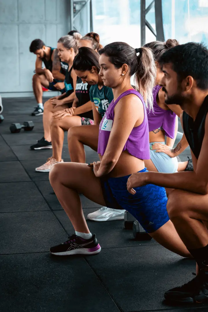 CrossFit em Canasvieiras, Florianópolis — aquecimento com avanço (lunge) em turma no box