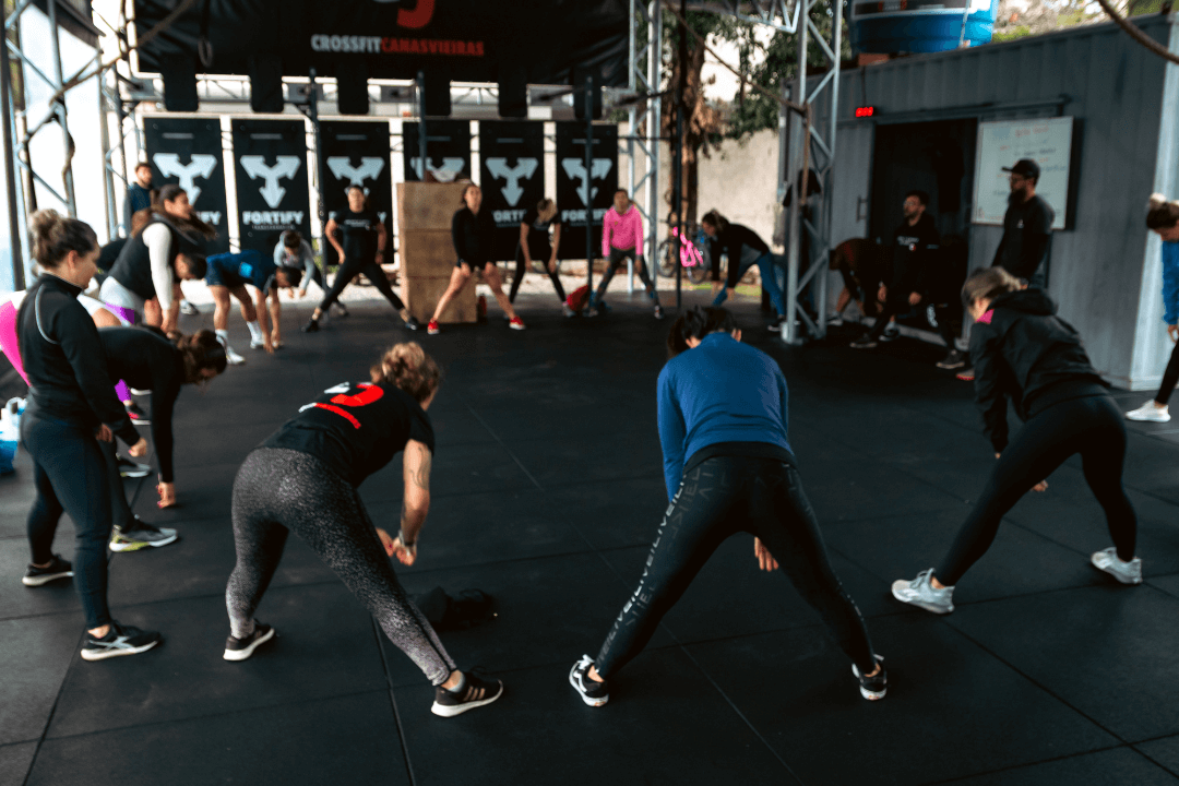 CrossFit em Canasvieiras, Florianópolis — alongamento e mobilidade em grupo no box antes do treino