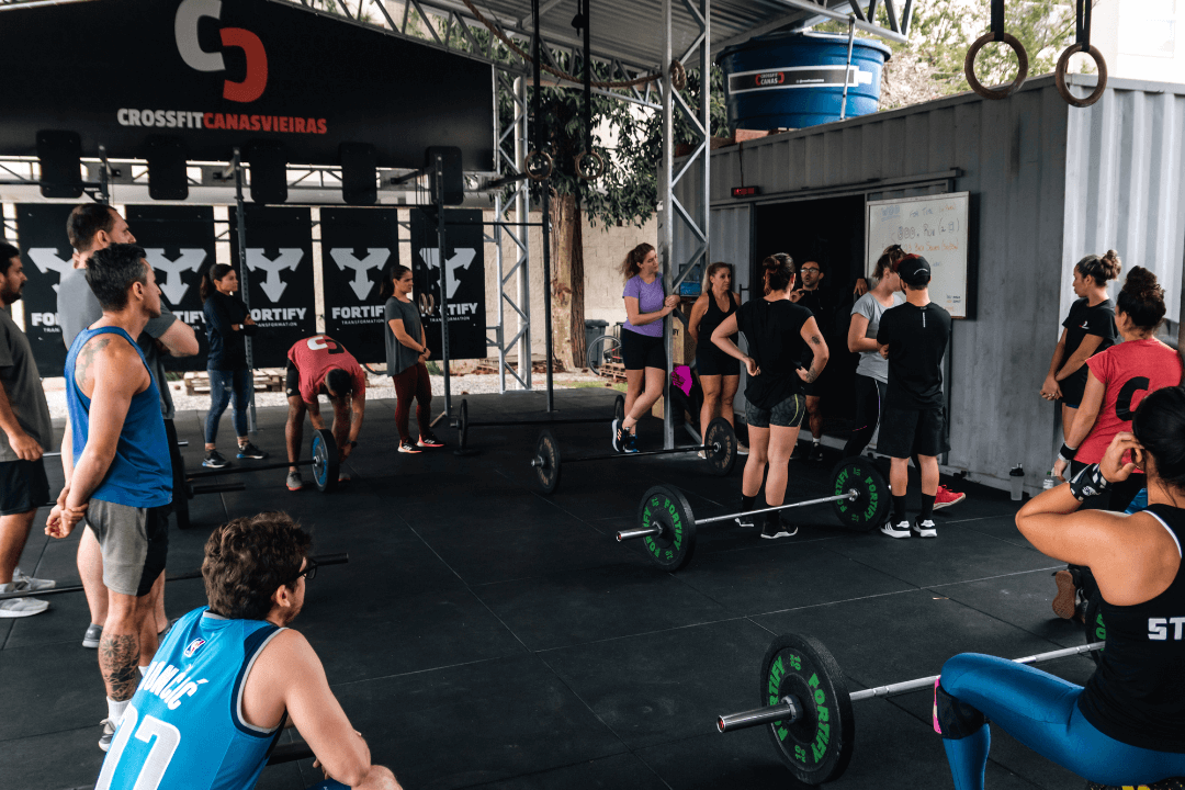 Preparação para treino de levantamento olímpico no CrossFit Canasvieiras, norte da ilha.
