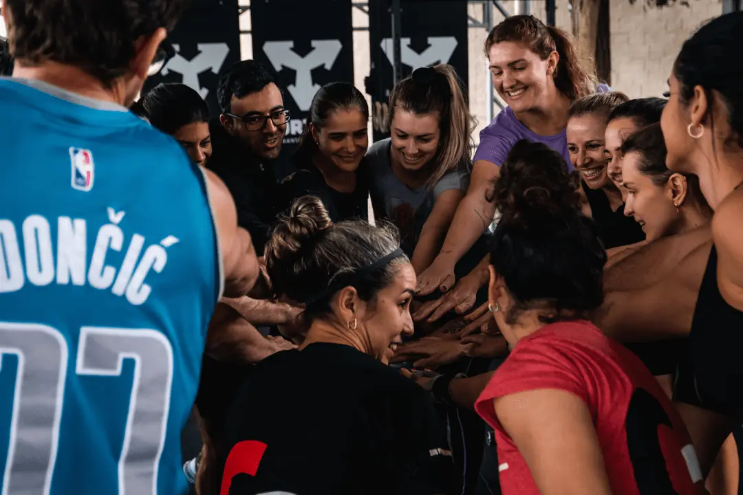 Alunos do CrossFit Canasvieiras unidos no “grito” antes do WOD — espírito de equipe em Florianópolis.