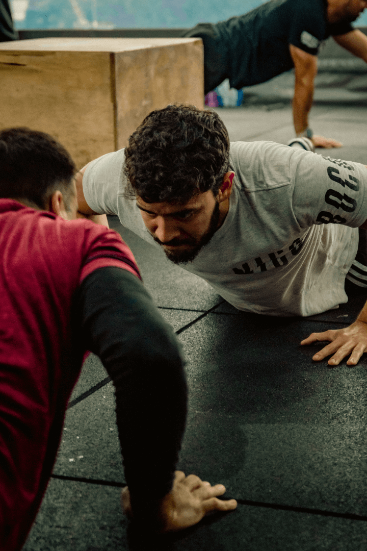 Aluno do CrossFit Canasvieiras fazendo flexões no piso de borracha durante treino guiado em Florianópolis.