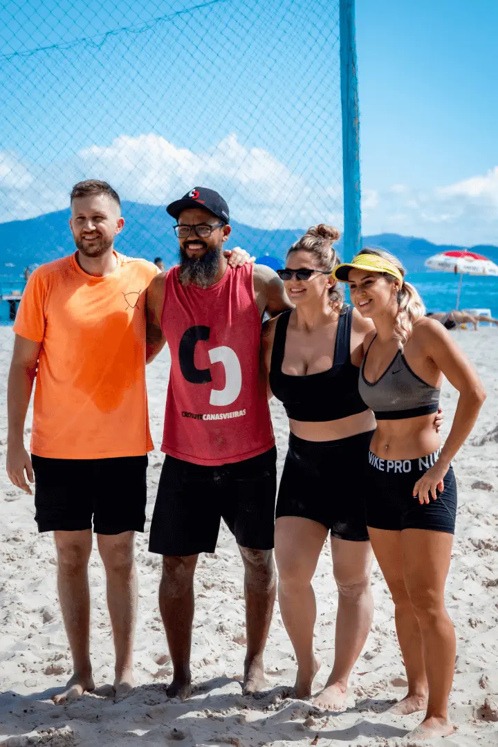 Coaches e alunos do CrossFit Canasvieiras posam na praia de Canasvieiras após treino funcional na areia, em Florianópolis.